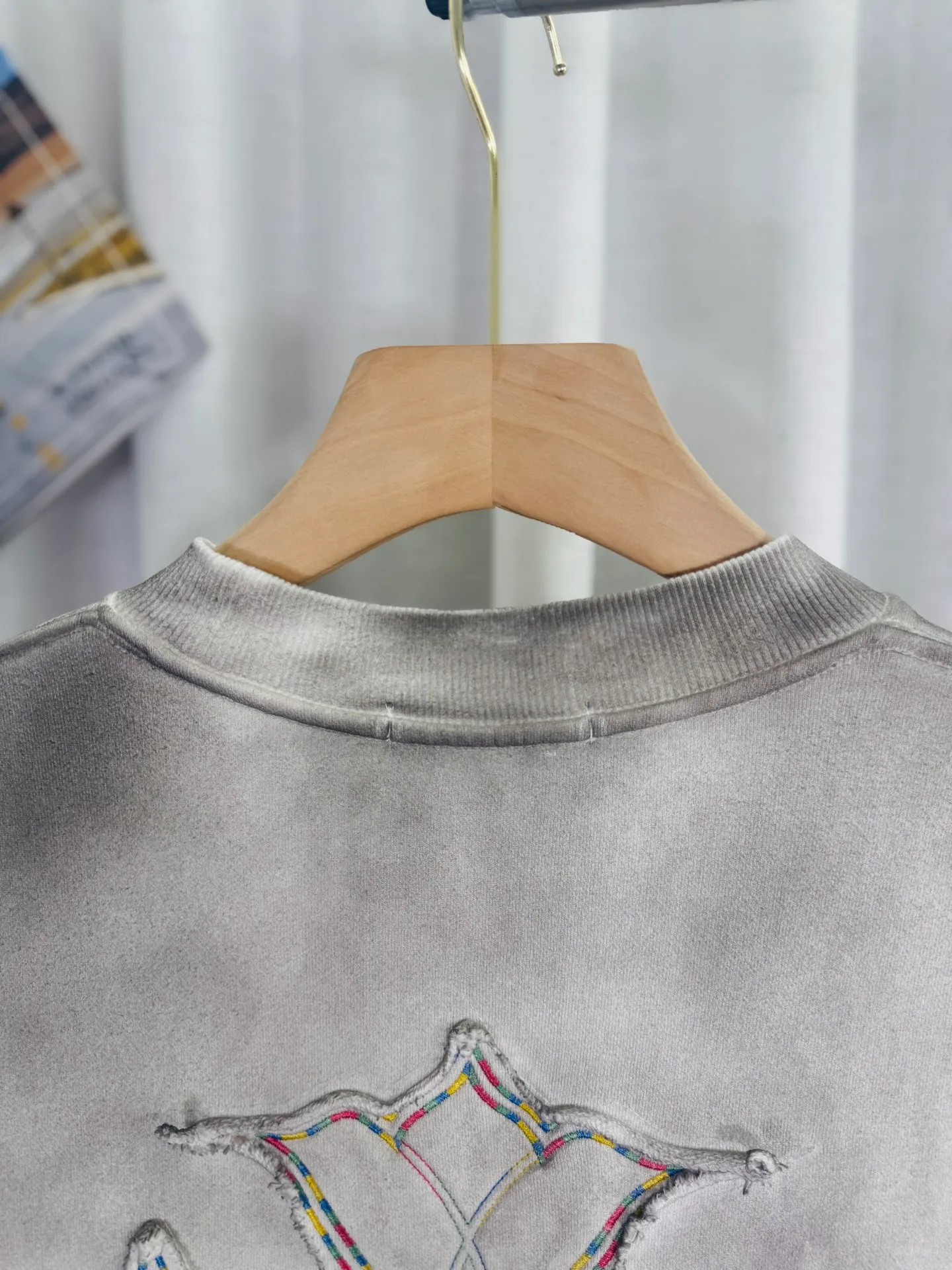 P280 top version, real shot without P, ​​different from market currency) 𝗖𝗵𝗿𝗼𝗺𝗲 𝗛𝗲𝗮𝗿𝘁𝘀/Cro Heart 2025 washed patch embroidery autumn and winter new original single counter American laser burnt 3D three-dimensional color embroidery couple casual sweatshirt 👑The highest version! Customized fabric 430g tripe terry fabric! American acid-washed and distressed original fabric laser burnt ✟appliqué embroidery and exquisite embroidery of letters! The best-selling model in the counter, very comfortable to wear. Accessories: original molded and authenticated collar label➕100% silk wash label. Genuine purchase-grade original hangtag➕matching hanging rope➕3D hanging beads➕original packaging bag. Craftsmanship: The original version has consistent wiring! The highest version of the armhole matching technique! Color: White Black Size: S M L XL Style No.: 9328